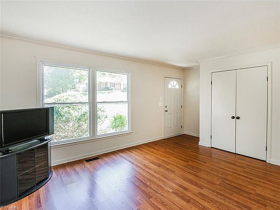 4th image of 819 Tipperary Dr