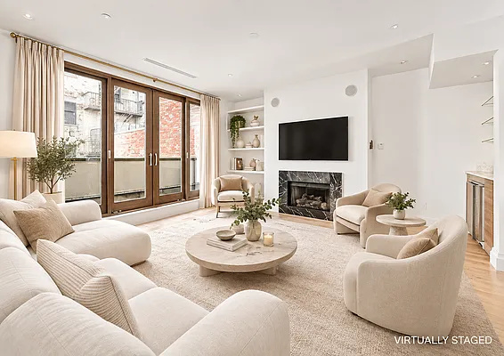 Living room, photo 2