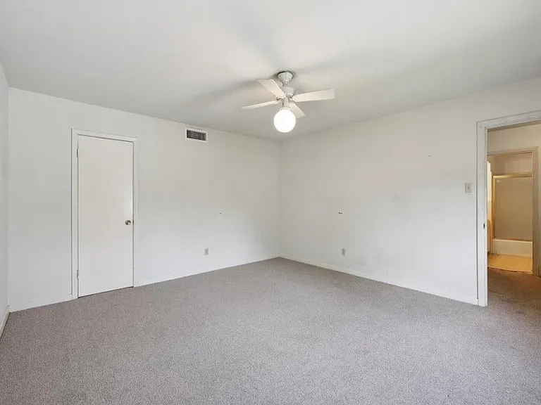 5710 Glasgow Ln — Photo 13