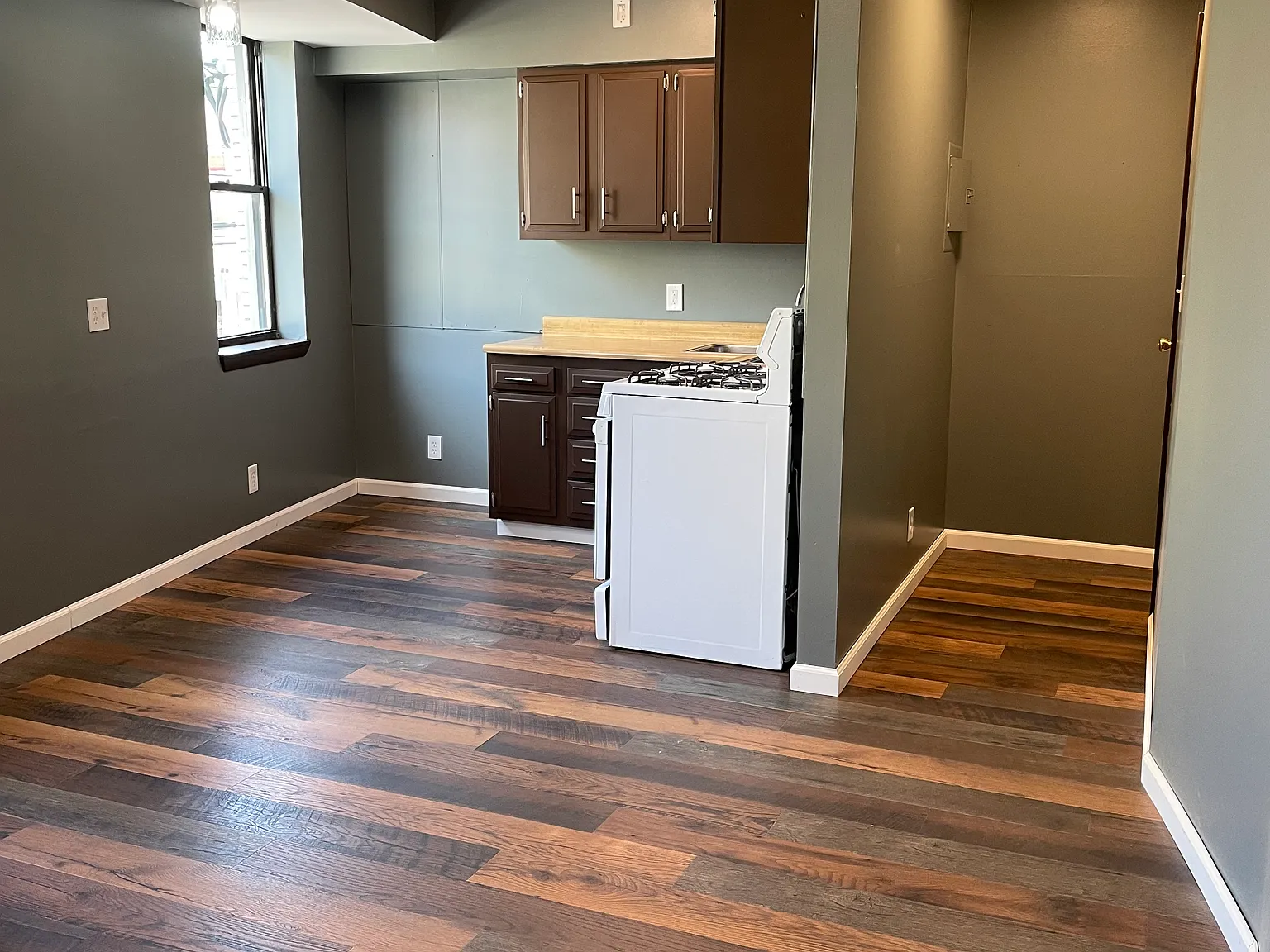 Glenmore - 2905 - (Units 1 - 8) — Photo 4
