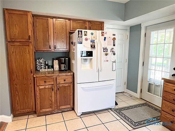5th image of 884 W Main St