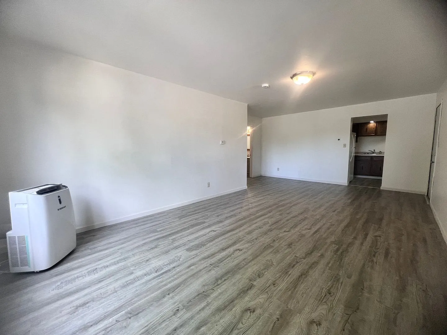 ET2134 E Locust St — Photo 3
