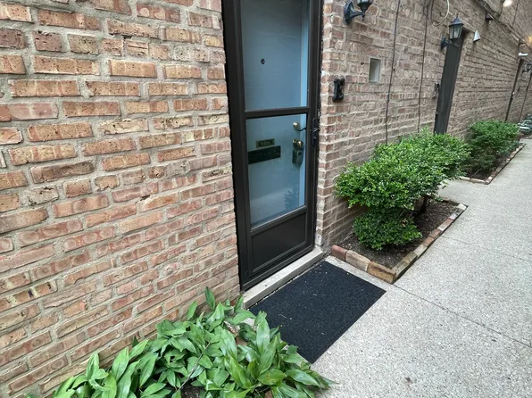 2830 N Burling St, Chicago, IL 60657