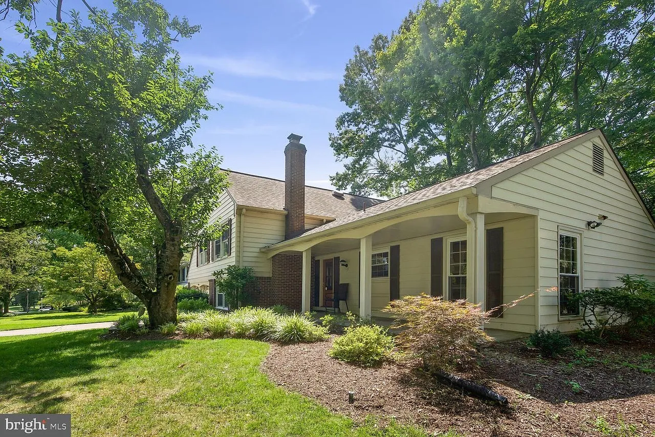 5 bed, 2.5 bath, 2472 sqft, $4,400 — Photo 4
