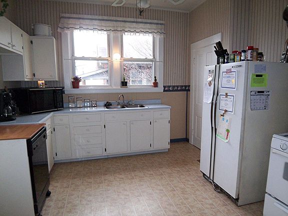 Eat-in Kitchen