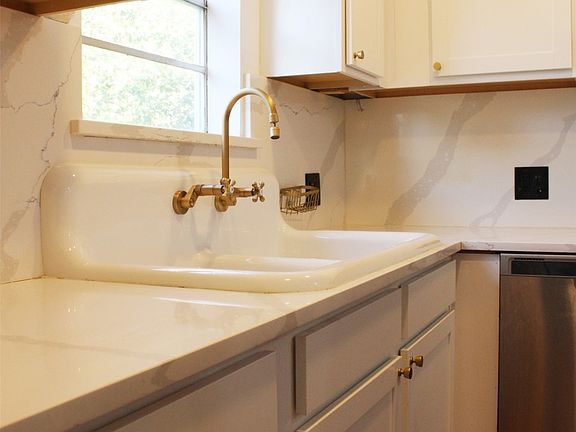 5th image of 417 N Pecan St