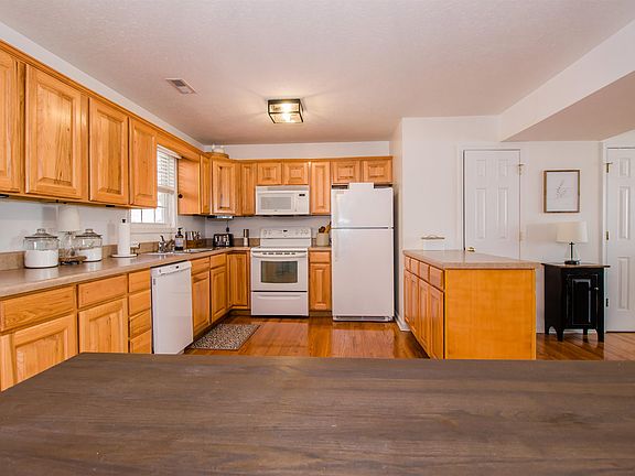2nd image of 966 Sherwood Ct