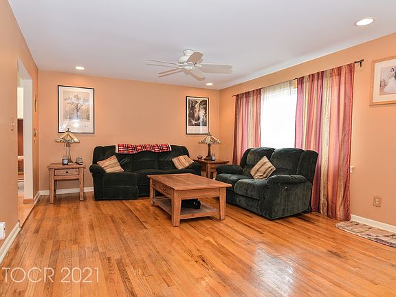 5th image of 127 Carl Pl
