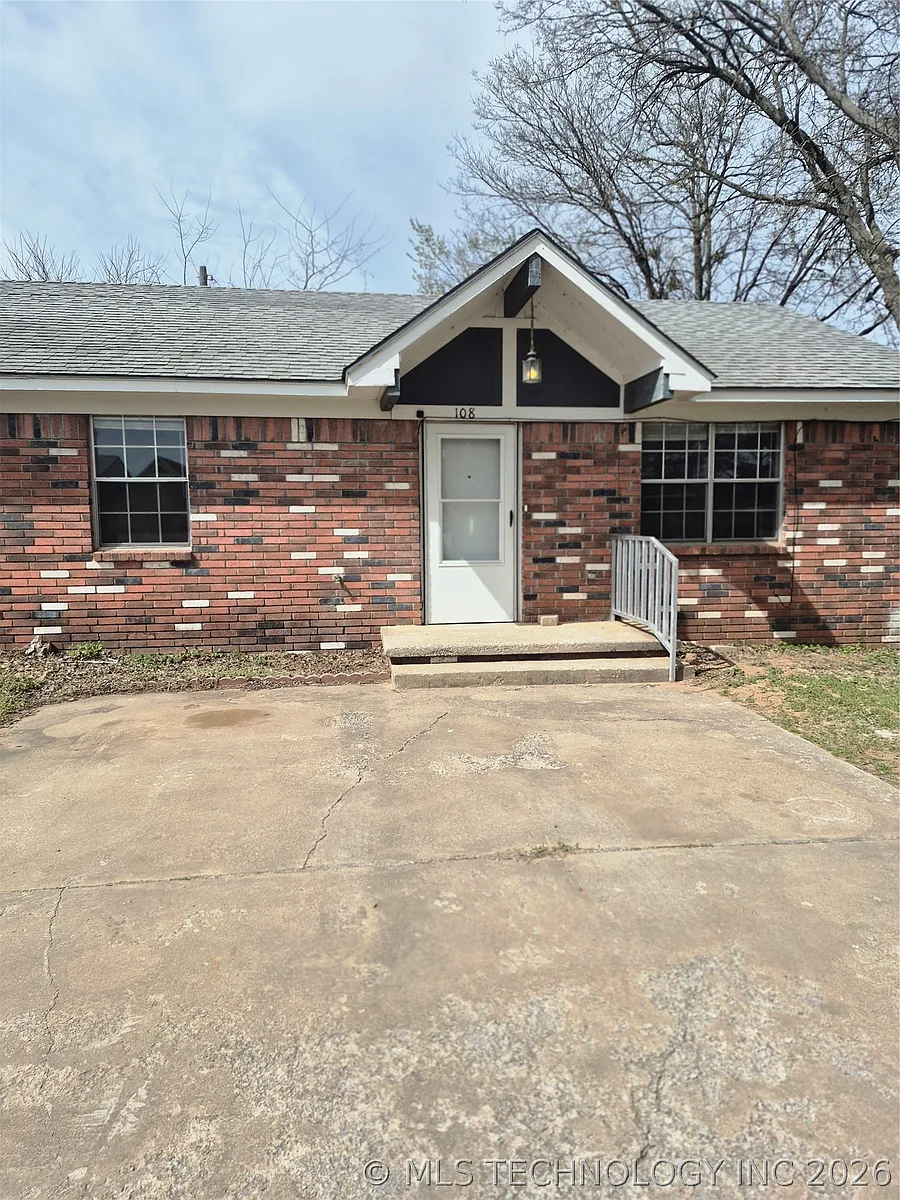 Building Photo - 108 S E Ave