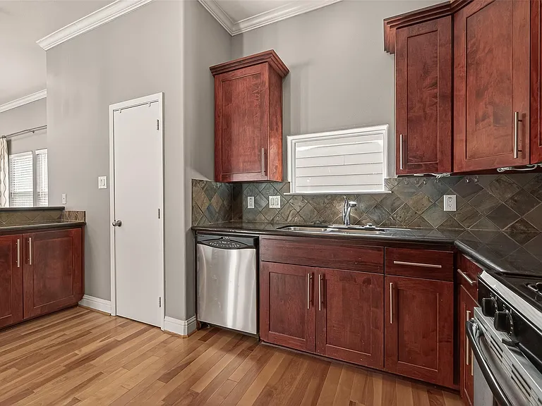 1107 Saint Charles St — Photo 15