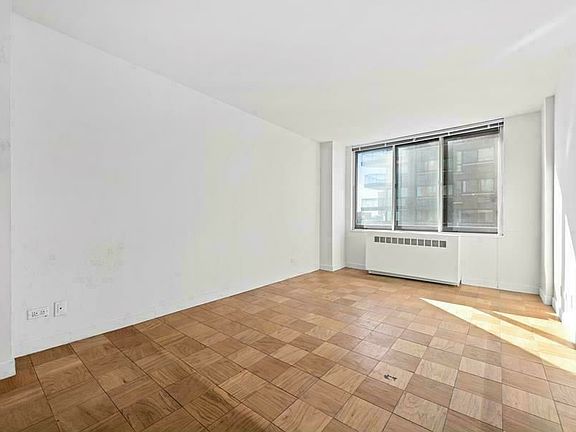 4th image of 1735 York Ave APT 22E