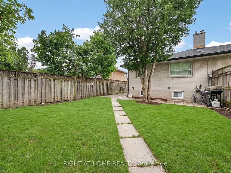 1599 Sandgate Cres #LOWER — Photo 25