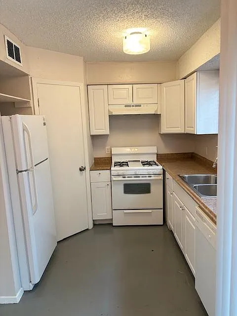 3004 S 1st St — Photo 2