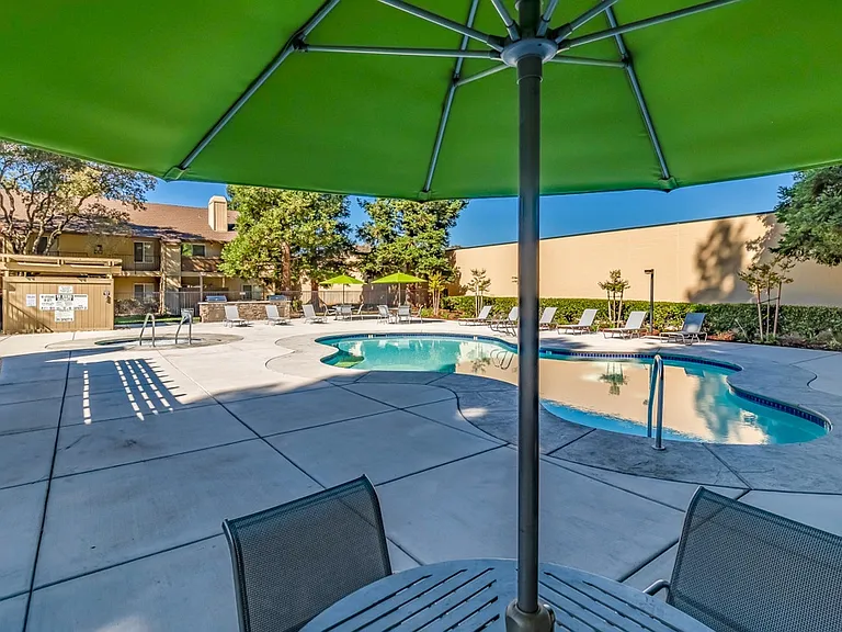 Cameron Oaks — Photo 18