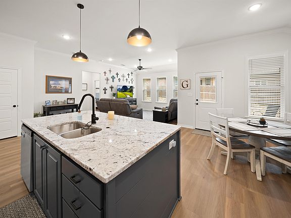5th image of 3057 Royal Garden Rd