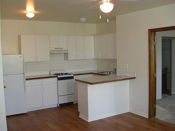 2nd image of 4241 N Kenmore Ave Unit 201