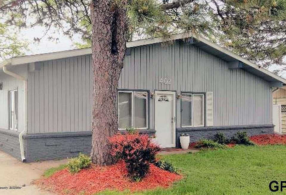 1st image of 402 W Lakeshore Dr