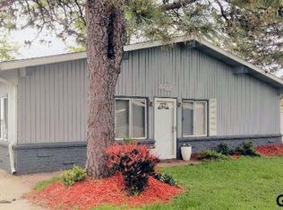 402 W Lakeshore Dr, Lincoln, NE 68528