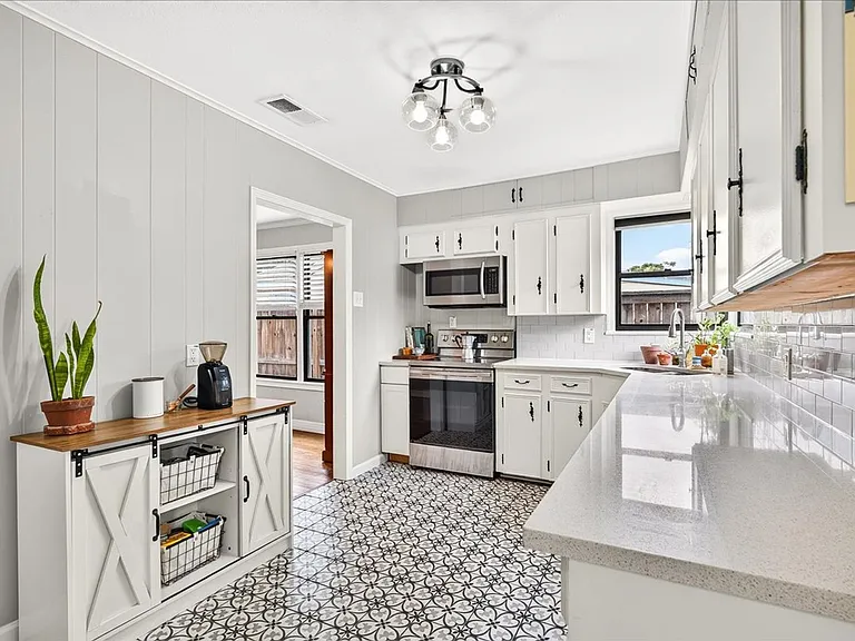 314 Melrose St — Photo 15