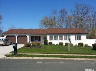 5 Sagamore Ln, Dix Hills, NY 11746