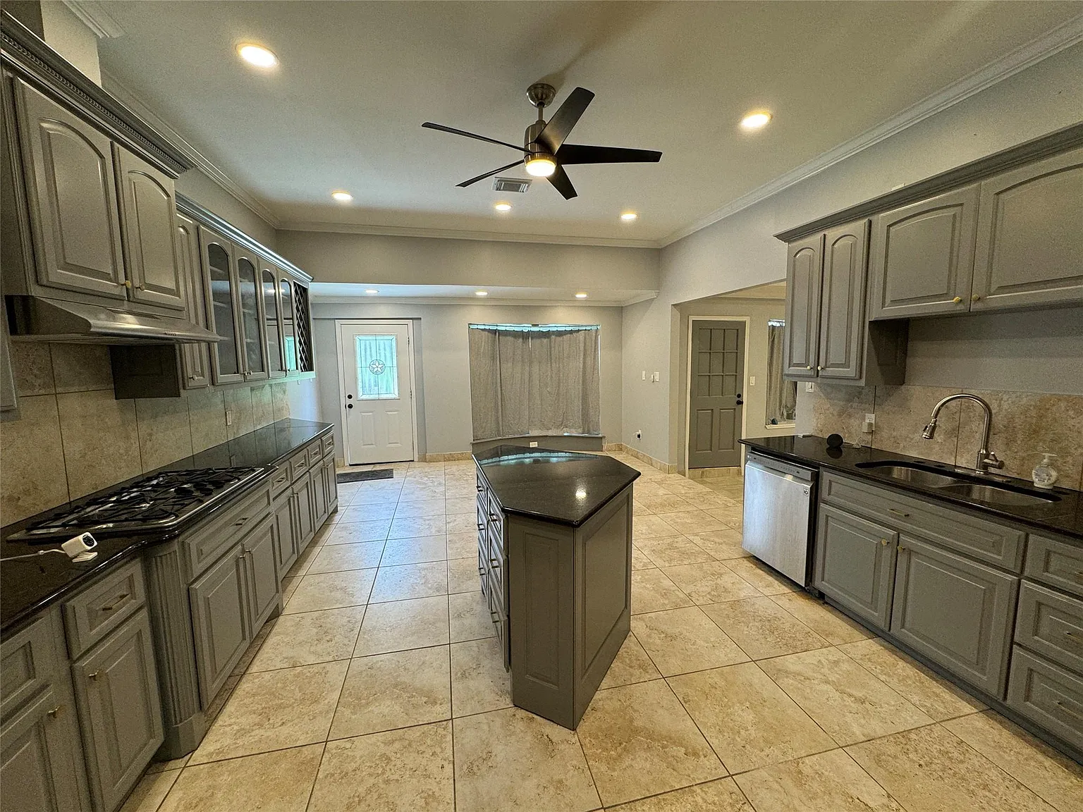 4 bed, 3.0 bath, 2603 sqft, $3,195 — Photo 4