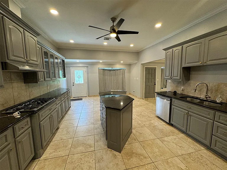 7910 Sands Point Dr — Photo 4