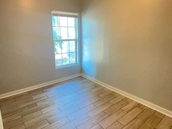 3rd image of 1511 W Elm Ave