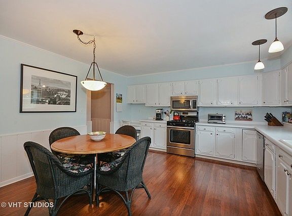4th image of 38W615 Hilltop Dr