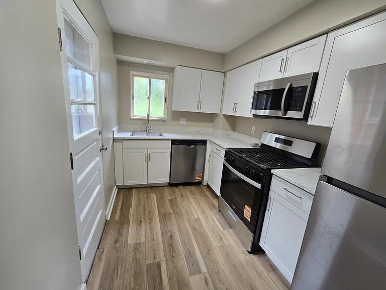 1006 Valonia St — Photo 4