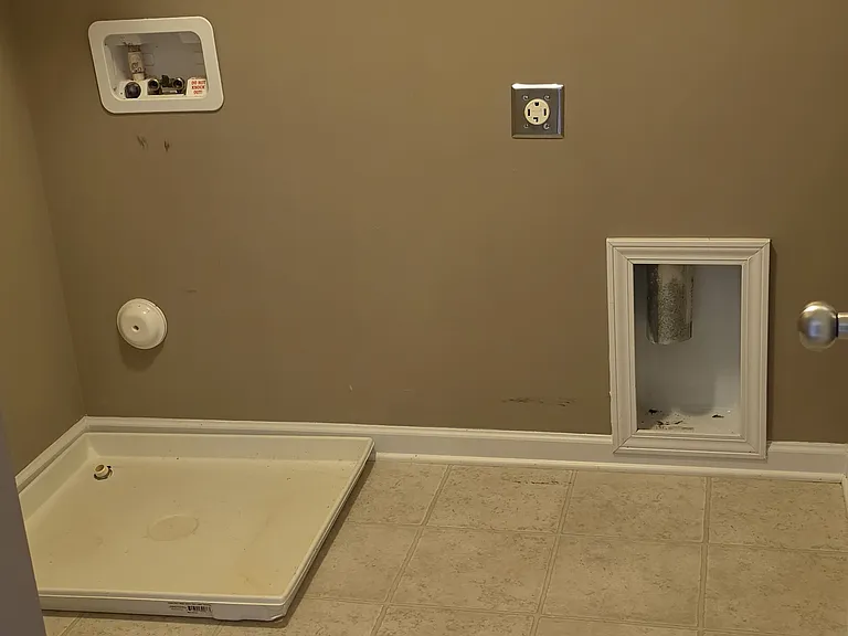 LAUNDRY ROOM (UPPER)