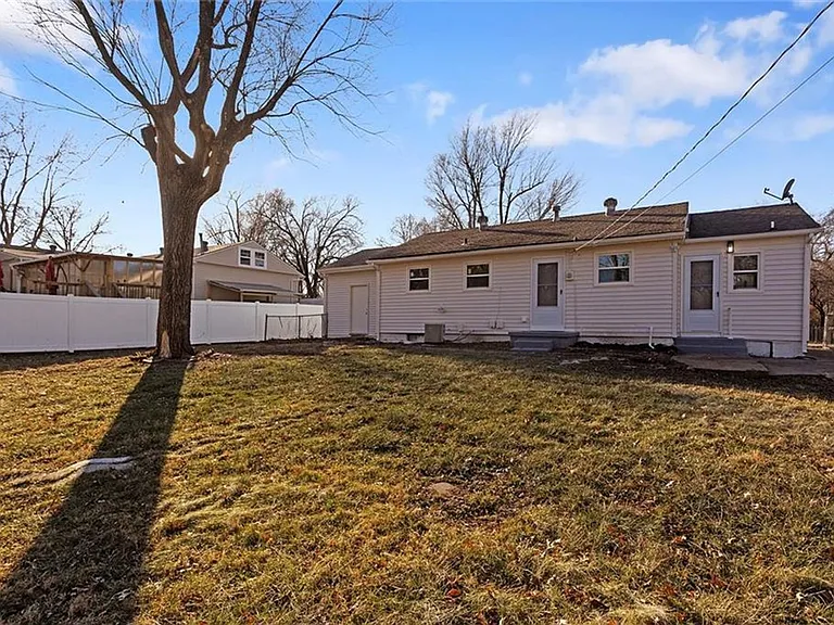 611 SE Florence Ave — Photo 17