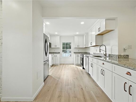 3rd image of 913 E Washington St