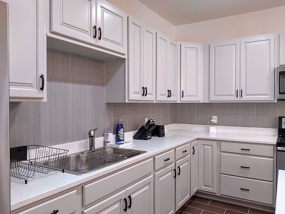 5th image of 233 Esmeralda Dr Room 2