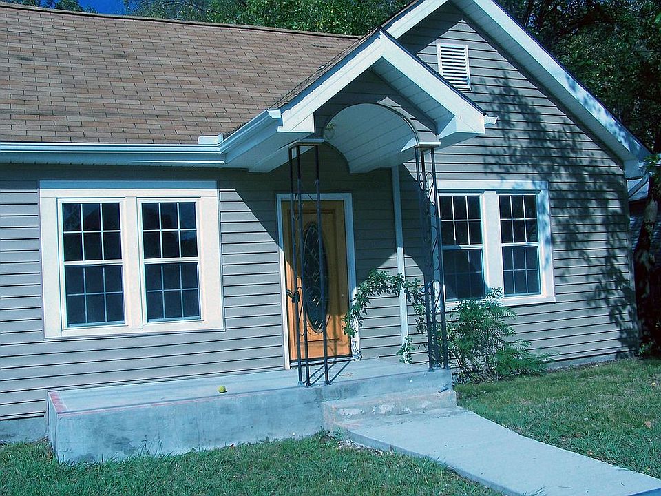 The front of 1011 Willow St.