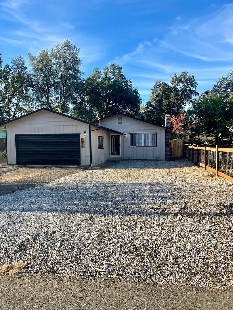 3 Bed 2 Bath House Is Shasta Lake — Photo 2