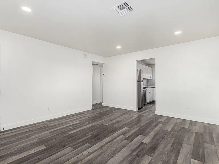 5525 N 27th Dr #17 — Photo 3