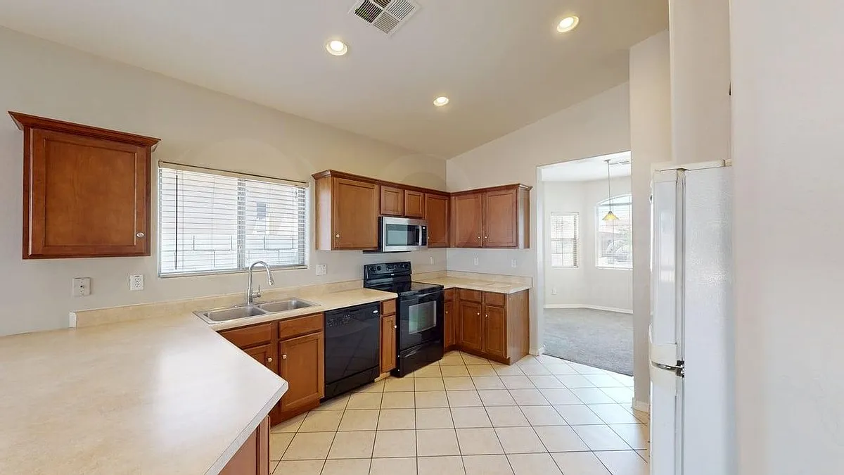 3 bed, 2.0 bath, 1680 sqft, $1,795 — Photo 4