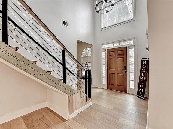 5th image of 710 Catamount Way SW