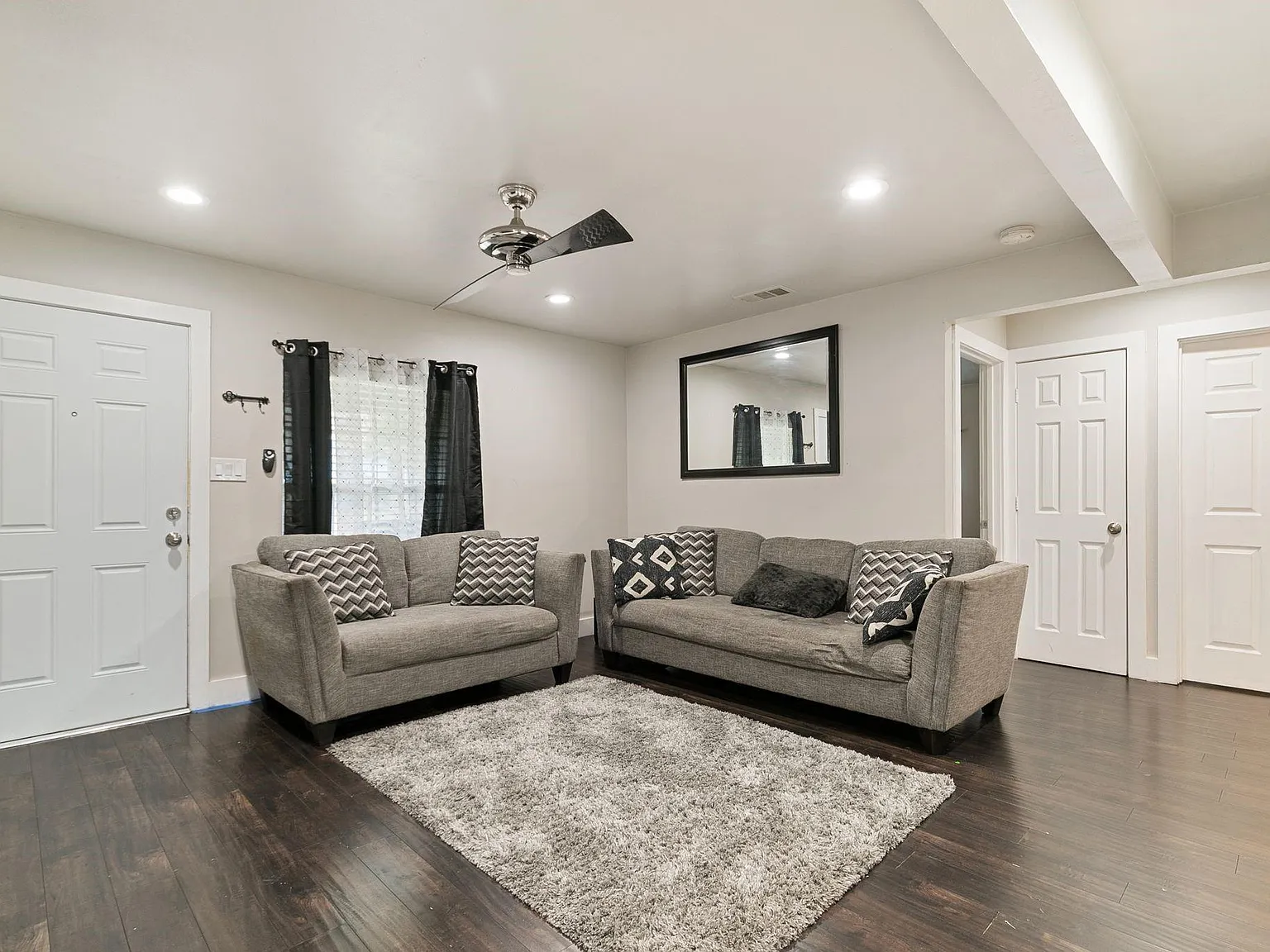 3 bed, 1128 sqft, $1,850 — Photo 3