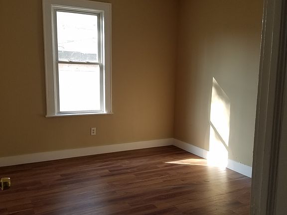 4th image of 22 Underwood St