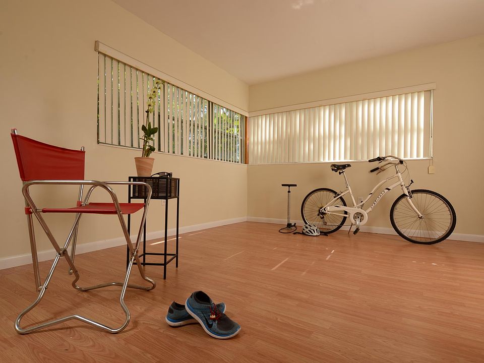 1st image of 1018 Park Dr #3