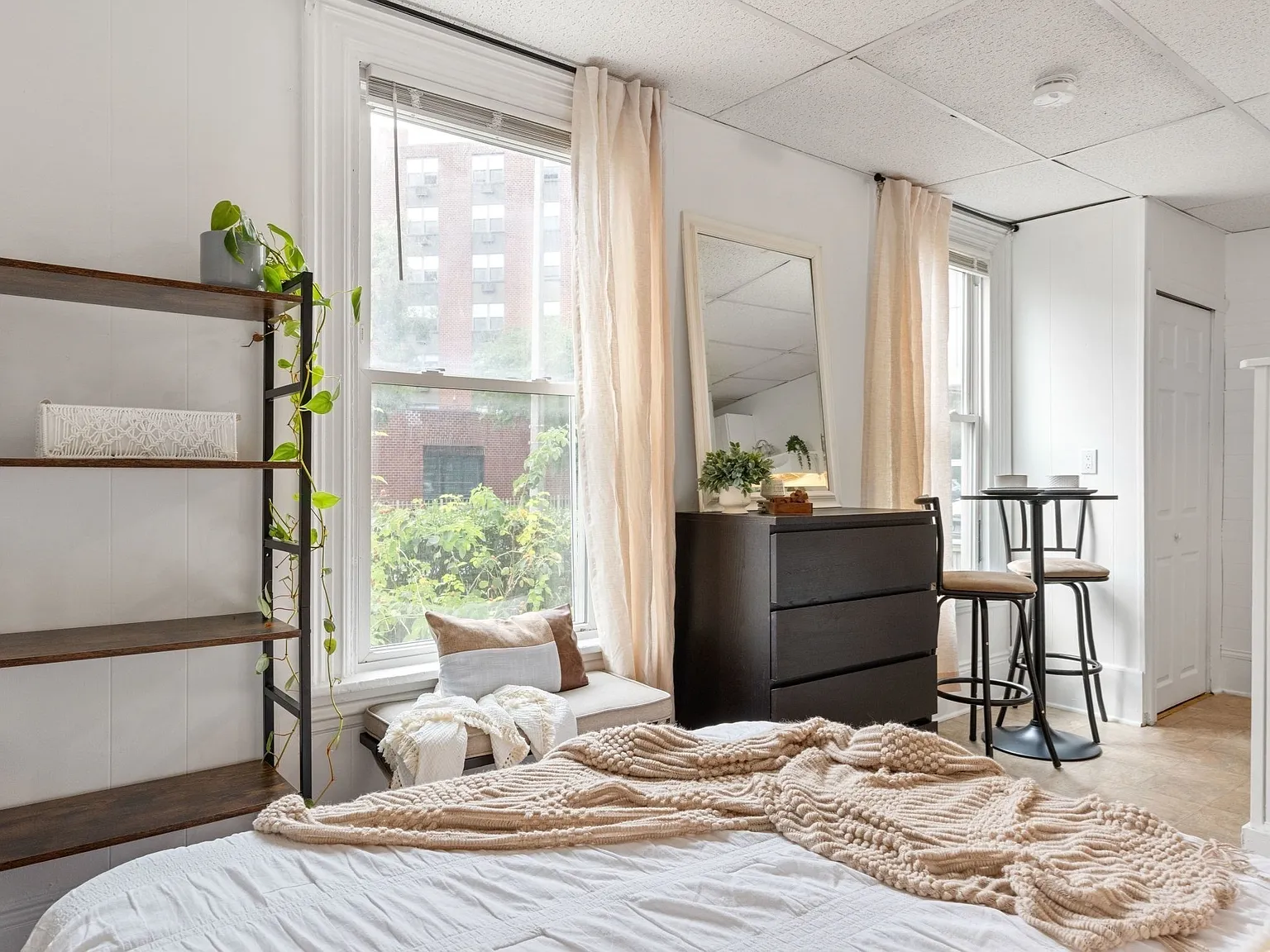 Studio, 1.0 bath, 300 sqft, $1,950 — Photo 2