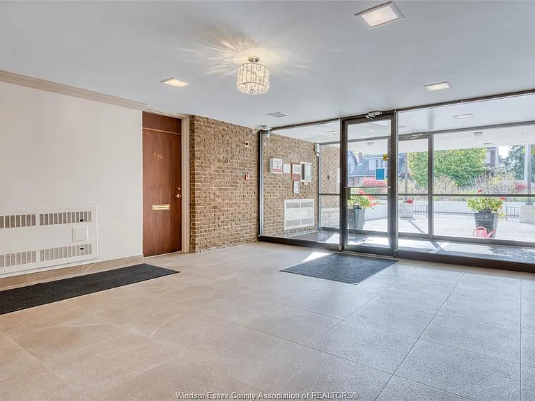 2144 Pelissier St #402 — Photo 28
