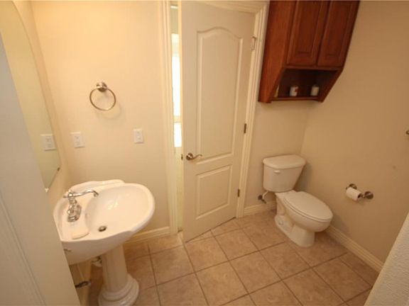 4th image of 2102 SW Nutmeg St