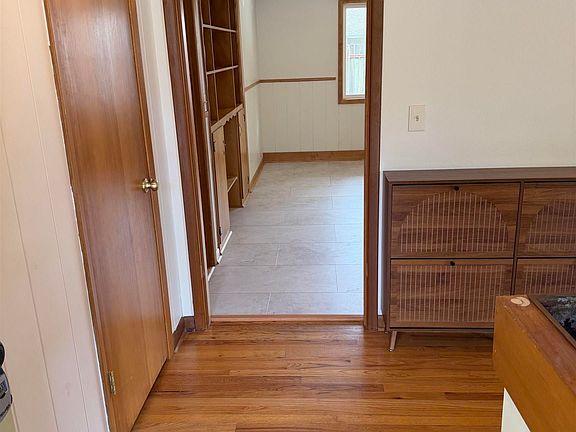 3rd image of 1090 Luradel Ave S