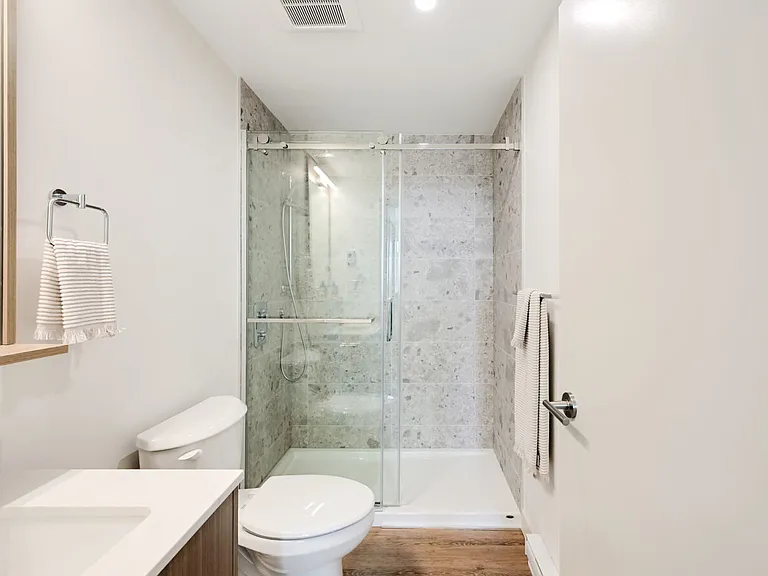 480 Esquimalt Rd — Photo 27