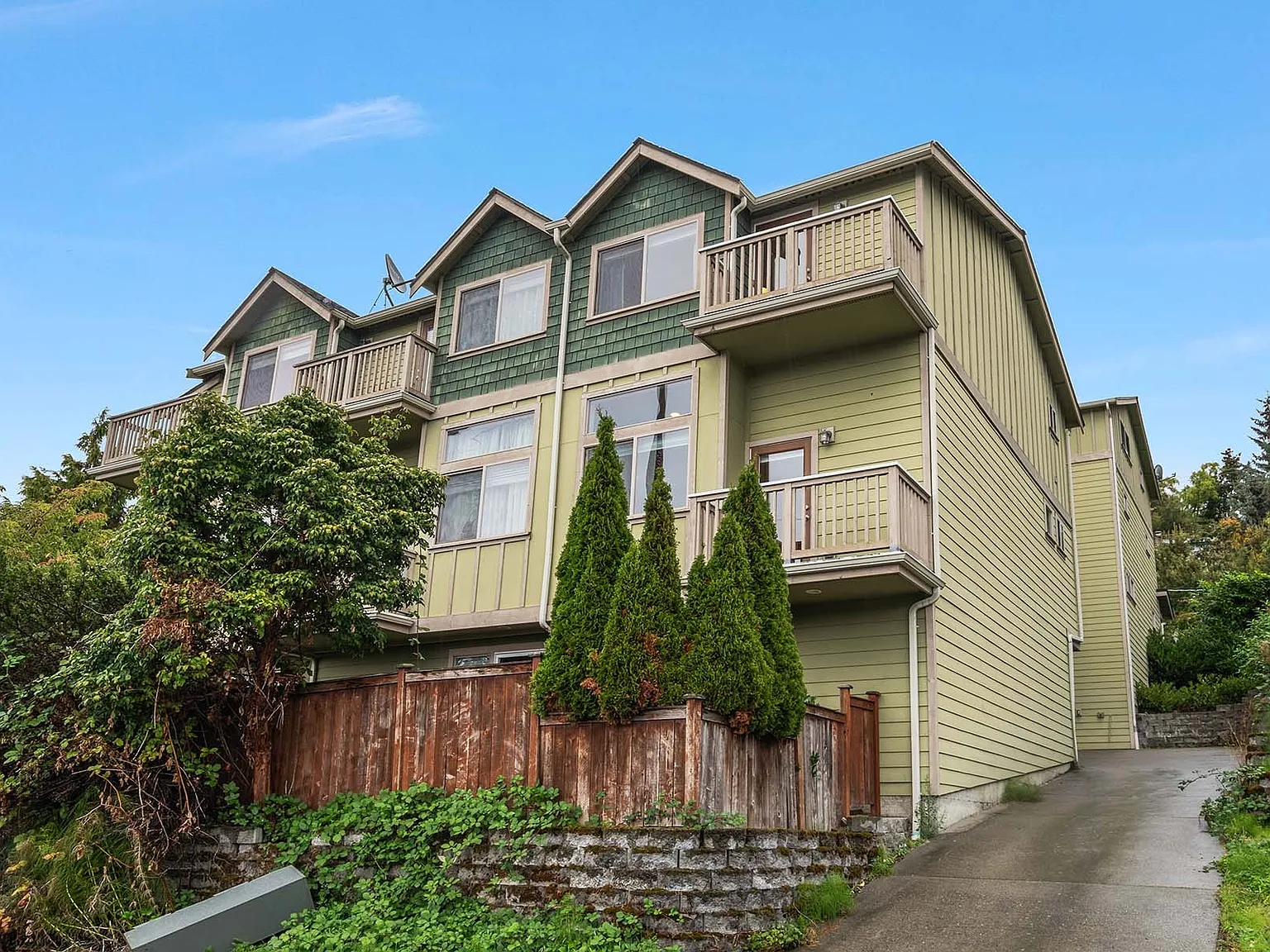 3 bed, 2.5 bath, 1585 sqft, $4,800 — Photo 3