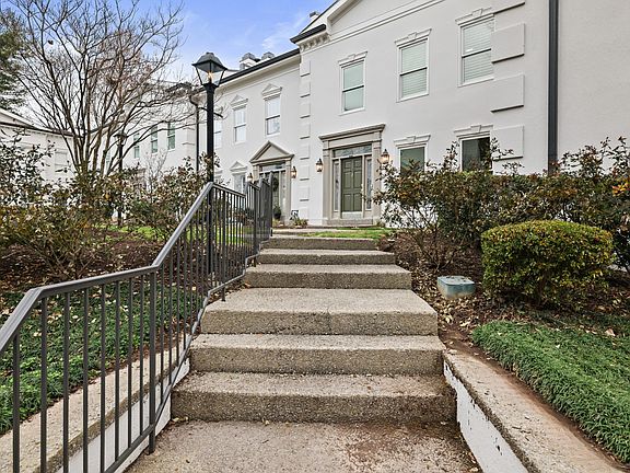 3rd image of 3033 Woodlawn Dr