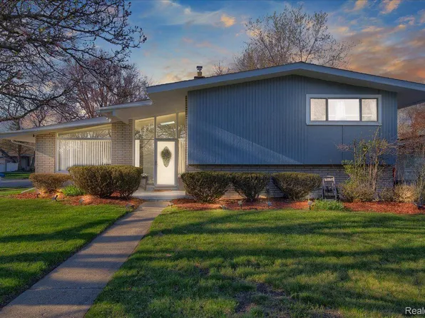 23460 Plumbrooke Dr, Southfield, MI 48075