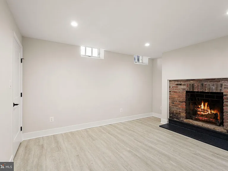 214 S Henry St — Photo 10